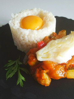 Una foto de Arroz con yema y pisto de calabacín con bacalao