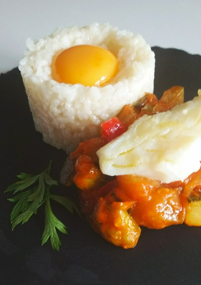 Una foto de Arroz con yema y pisto de calabacín con bacalao