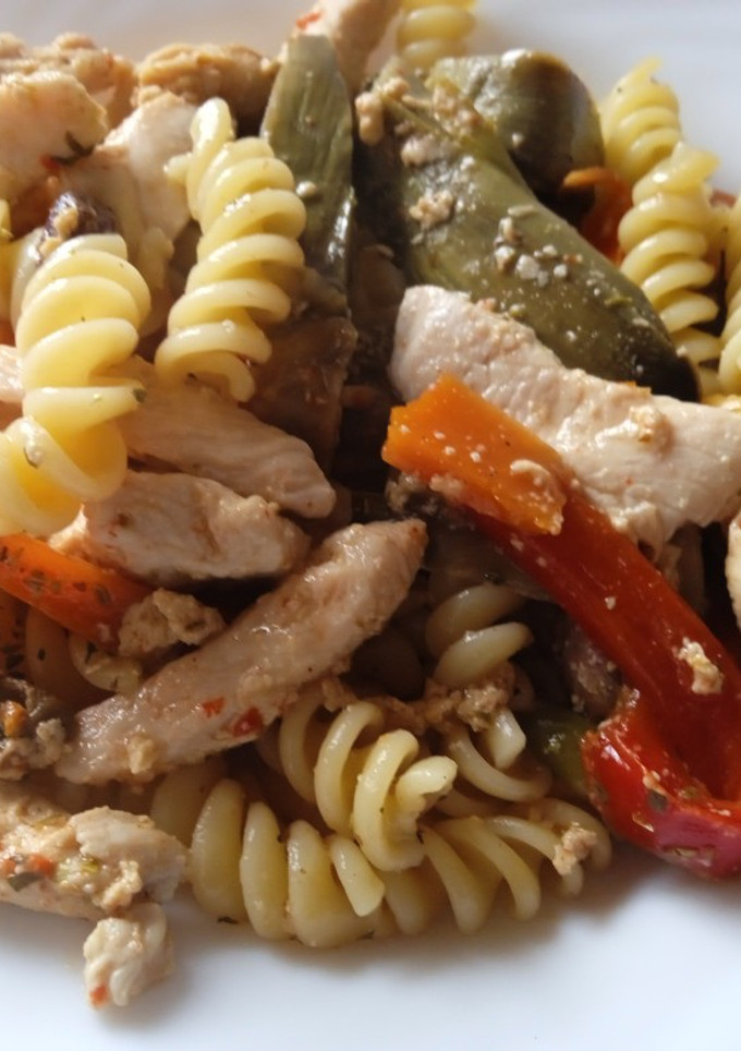Una foto de Pasta con pollo y alcachofas