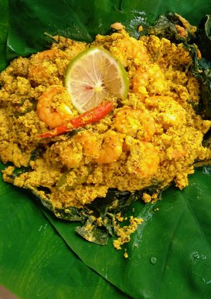 কচুর পাতায় গন্ধরাজ চিংড়ি ভাপা (kochur patay gandhoraj chingri bhapa recipe in Bengali) রেসিপির প্রধান ছবি