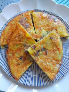 Una foto de Tortilla plana de patatas y champiñones con toque de cúrcuma