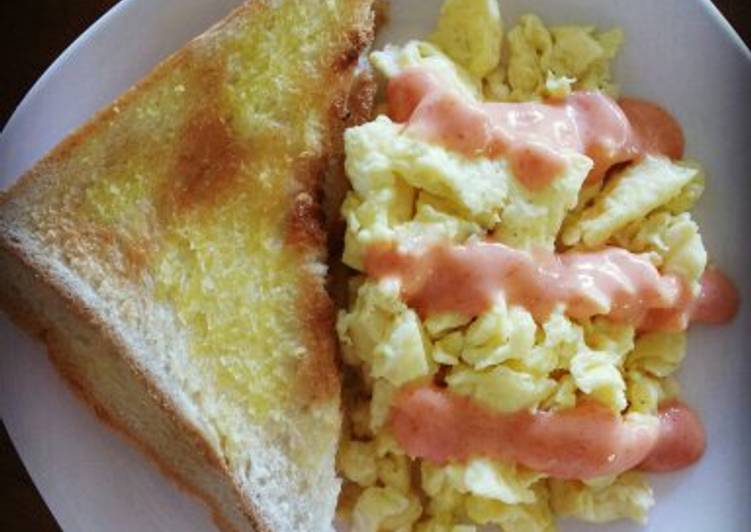 Scramble eggs with bread