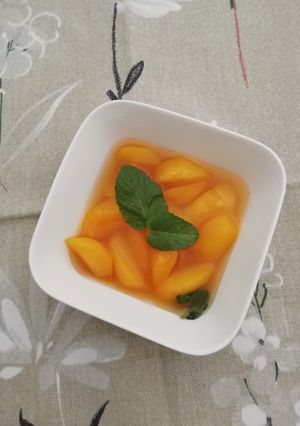 Une photo de Soupe froide de pêche à la menthe