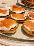 Blinis farciti con salmone affumicato e panna acida