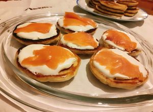 Foto di Blinis farciti con salmone affumicato e panna acida