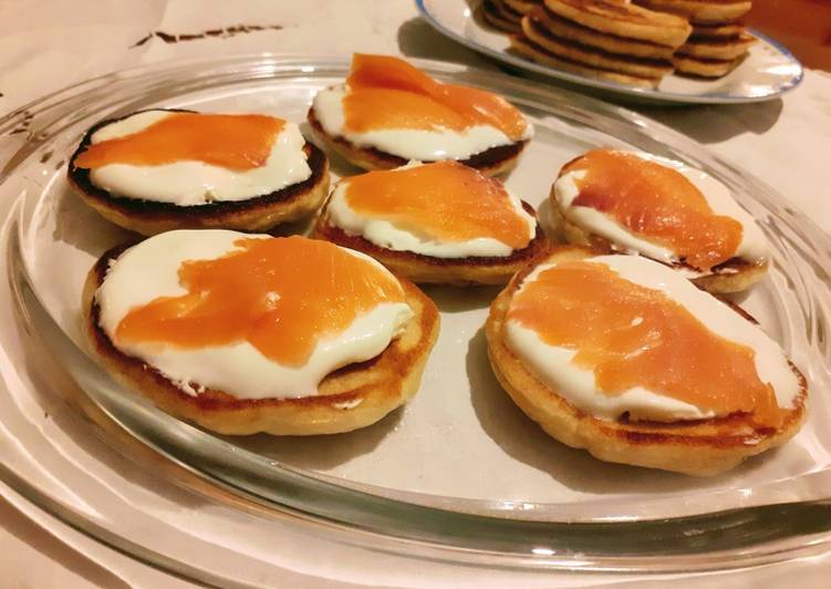 Ricetta Blinis Farciti Con Salmone Affumicato E Panna Acida Di Adriana Barcoce La Cucina Di Adry Cookpad