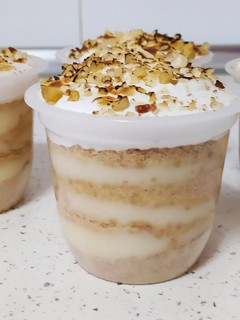Una foto de Merengue. Galleta, crema Pastelera y frutos secos. Canario Solé