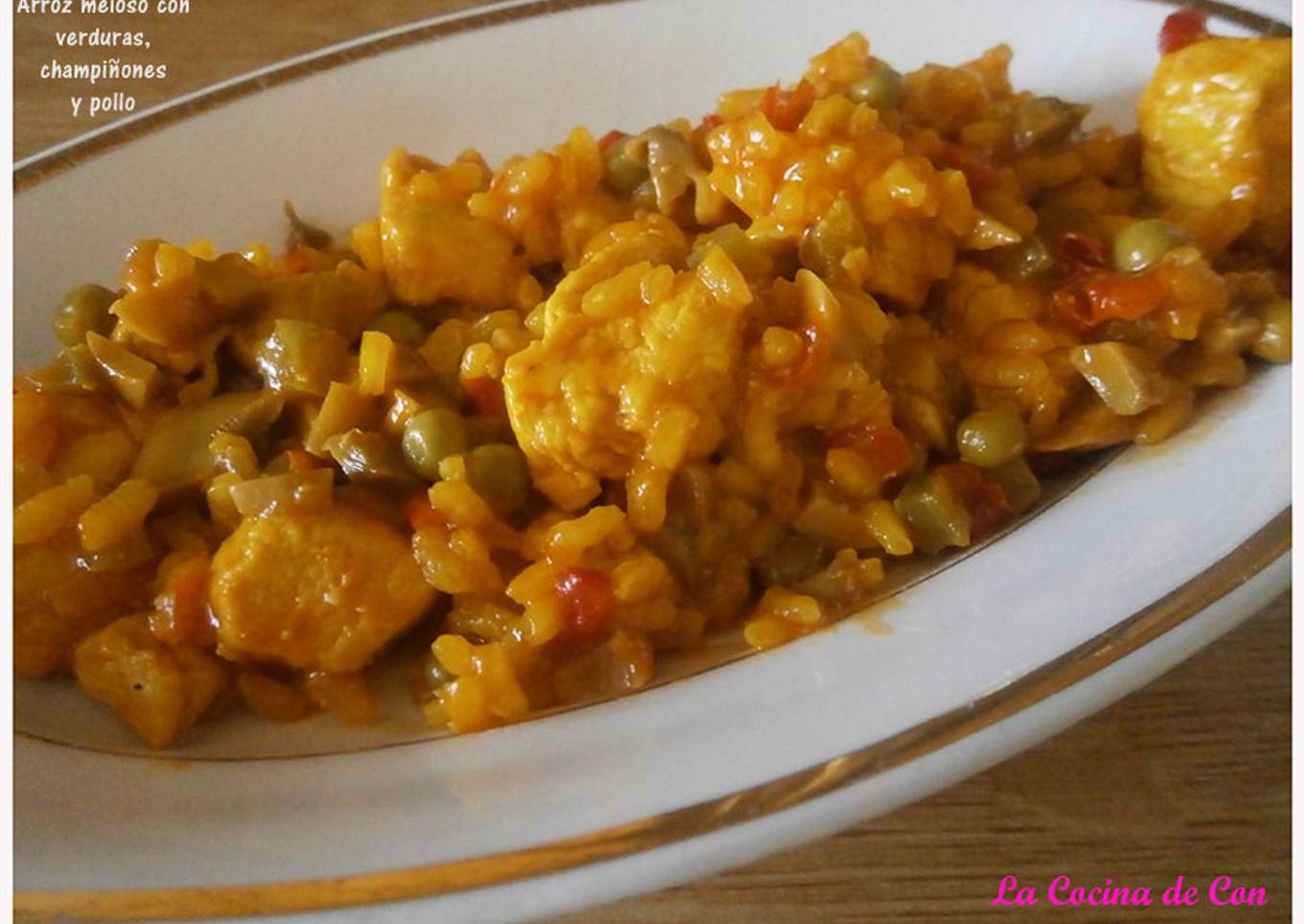Arroz meloso con verduras, champiñones y pollo