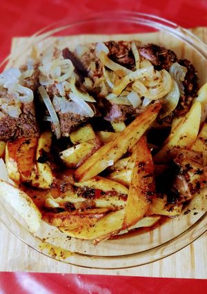 Una foto de Vacío marinado al horno con papas