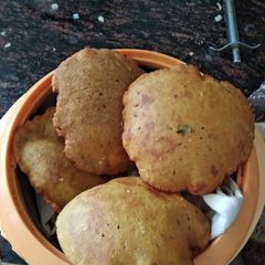 A picture of Aloo Ki Puri.