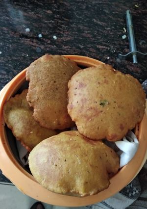 A picture of Aloo Ki Puri.