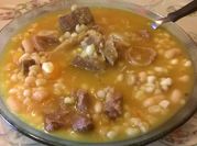 Una foto de alubias con carne de puerco