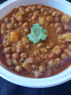 લીલા ચણા ને બટેકા નું શાક (Green Chana Bataka Shak Recipe In Gujarati) રેસીપી મુખ્ય ફોટો