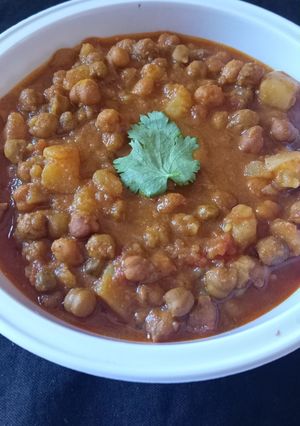 લીલા ચણા ને બટેકા નું શાક (Green Chana Bataka Shak Recipe In Gujarati) રેસીપી મુખ્ય ફોટો