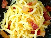 Una foto di spaghetti alla carbonara