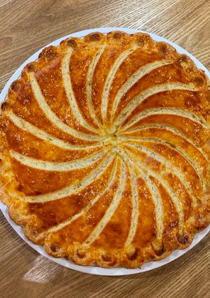 Une photo de Galette des rois frangipane et crème pâtissière