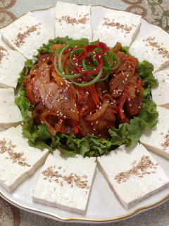 韓式豆腐泡菜두부김치(泡菜炒豬肉配水煮豆腐) 的食譜成品照片