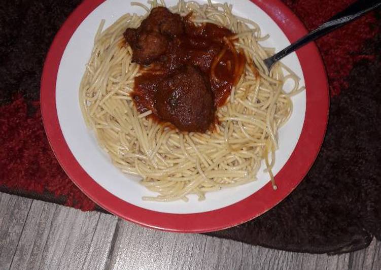 Spaghetti with goat meat tomato sauce
