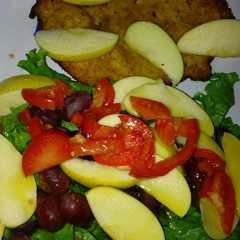 Una foto de Pechuga con ensalada fruta y miel a la Mario's