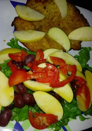 Una foto de Pechuga con ensalada fruta y miel a la Mario's