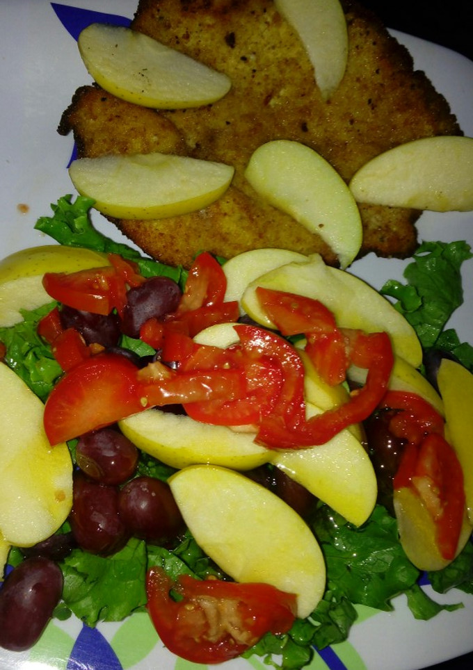 Una foto de Pechuga con ensalada fruta y miel a la Mario's
