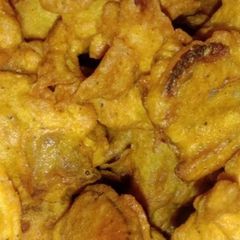A picture of Aloo pyaz pakoda.