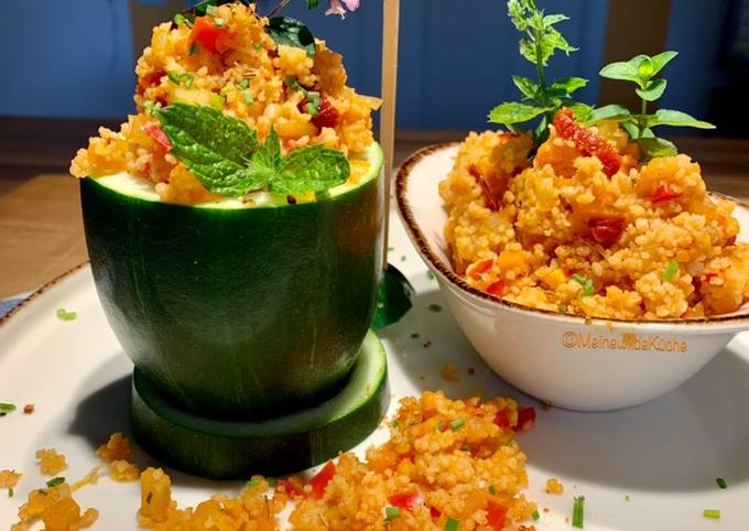 Bunter Couscous in Zucchini