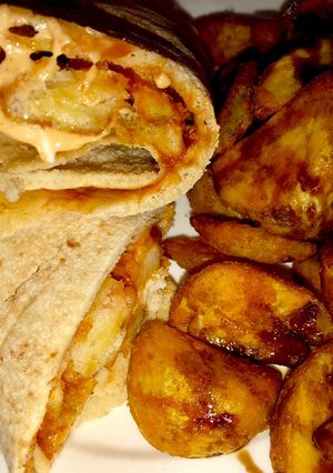 صورة لوصفة ساندوش بطاطا ودجز 🥔 مع صوص الثوميه الحاره 🌶👩🏻‍🍳