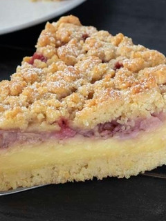 Foto di Sbriciolata con cuore tenero di crema e fragole