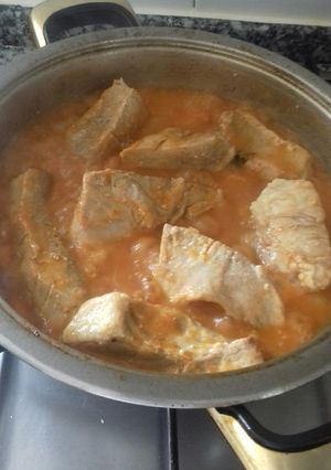 Una foto de Carne de cerdo asado en olla con mucha salsa pa mojar pan