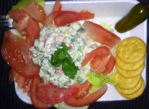 Una foto de Ensalada de surimi con verduras 