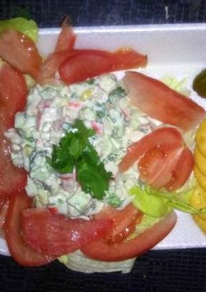 Una foto de Ensalada de surimi con verduras 