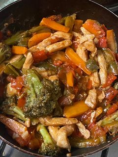 Una foto de Verduras con pollo