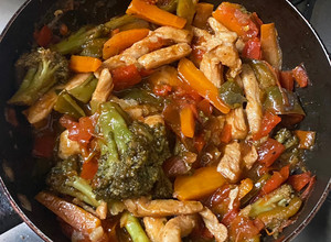 Una foto de Verduras con pollo