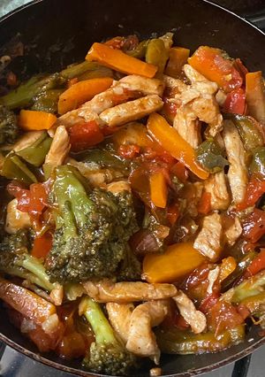 Una foto de Verduras con pollo