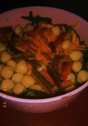 Una foto de Ensalada mixta con garbanzos