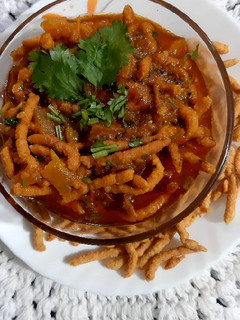 सेव टमाटर की सब्जी (Sev Tamatar ki sabzi recipe in Hindi) रेसिपी मुख्य फोटो