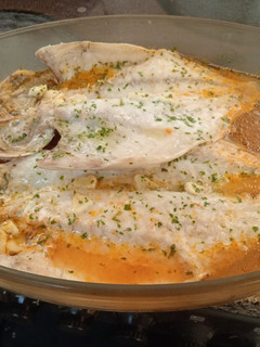 Una foto de Lubina y Dorada al horno, con salsa de tomate 🍅 y perejil