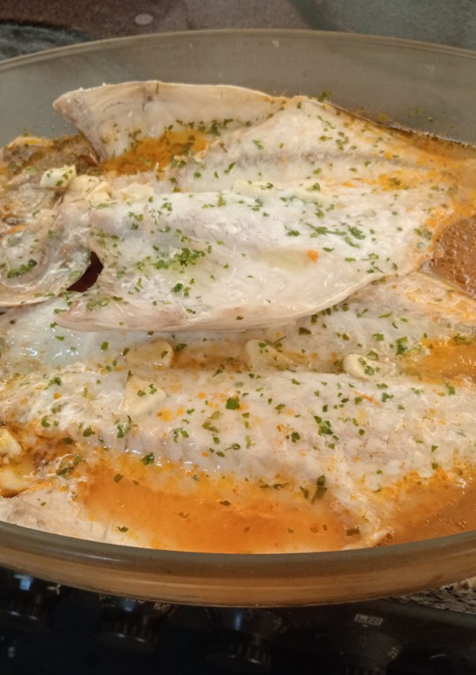 Una foto de Lubina y Dorada al horno, con salsa de tomate 🍅 y perejil