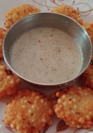 A picture of Sabudana Vada with Chutney.