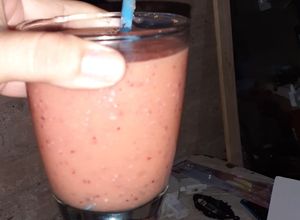 Una foto de Un rico líquido de fruta y avena llena y quita un poco el hambr