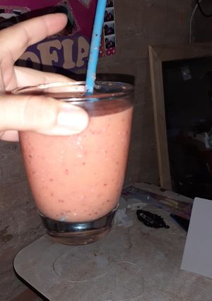 Una foto de Un rico líquido de fruta y avena llena y quita un poco el hambr