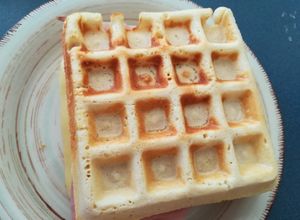 Una foto de Waffles salados con jamón y queso
