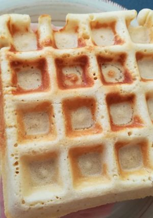 Una foto de Waffles salados con jamón y queso