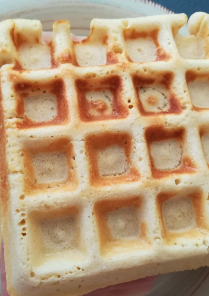 Una foto de Waffles salados con jamón y queso
