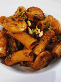 Una foto de Macarrones con butifarra de huevo y boletus