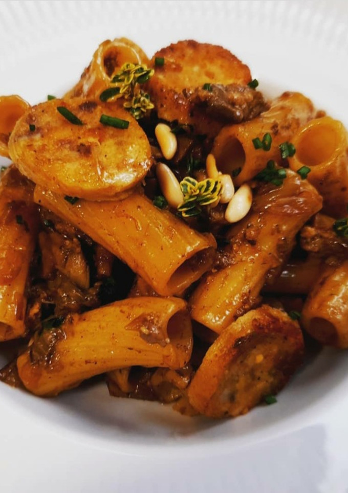 Una foto de Macarrones con butifarra de huevo y boletus