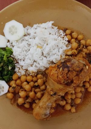 Una foto de Pollo con garbanzos súper fácil