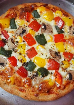 चीज़ बर्स्ट आटा पिज़्ज़ा (Cheese Burst Atta Pizza recipe in Hindi) रेसिपी मुख्य फोटो