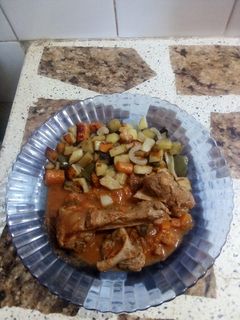Una foto de Carne agridulce con salsa marinada y verduras al horno